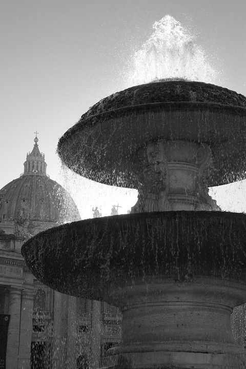 Kašna, chrám sv. Petra a slunce